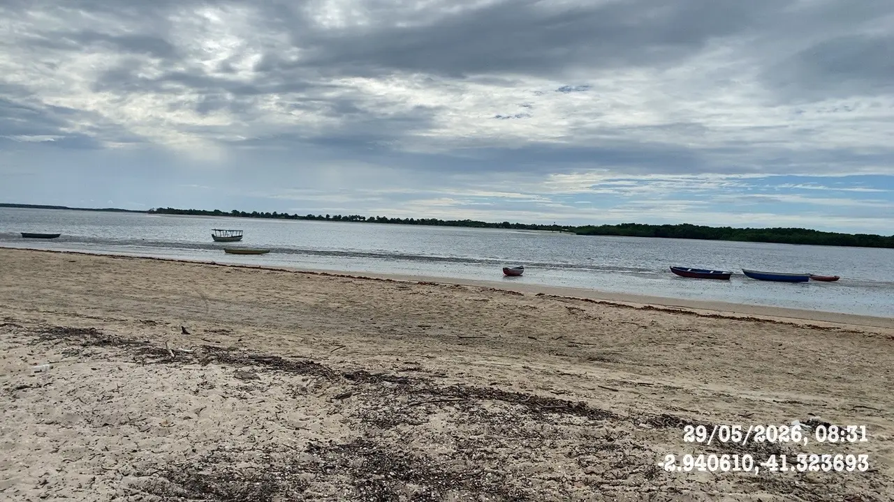 Paisagem pesqueira do litoral acompanhado pelo projeto